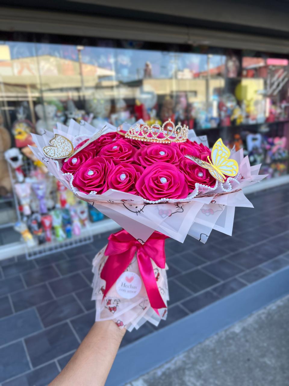 Arreglo de flores eternas hechas de cinta